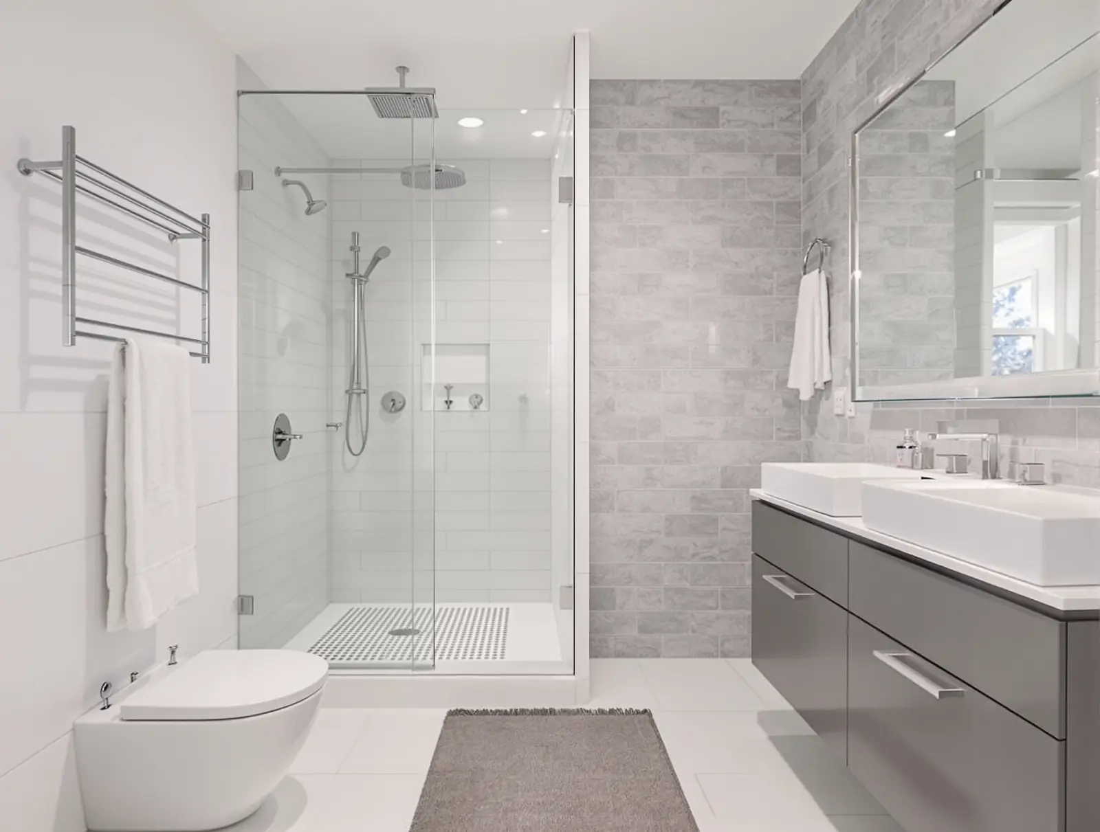 Salle de bain moderne avec douche à l’italienne vitrée et sol en carreaux blancs.